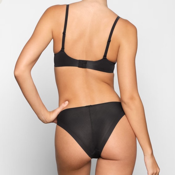 Skims Weightless Scoop Bra - Picture 4 of 4